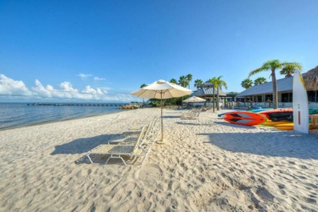 Beautiful One Bedroom Resort-Style Studio With Pool And Beach Access Ruskin Bagian luar foto