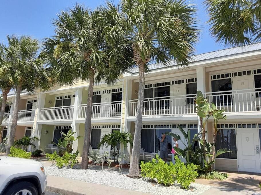 Beautiful One Bedroom Resort-Style Studio With Pool And Beach Access Ruskin Bagian luar foto