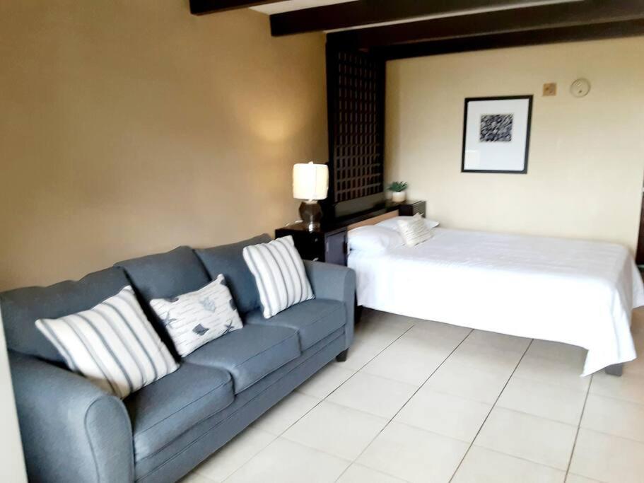 Beautiful One Bedroom Resort-Style Studio With Pool And Beach Access Ruskin Bagian luar foto