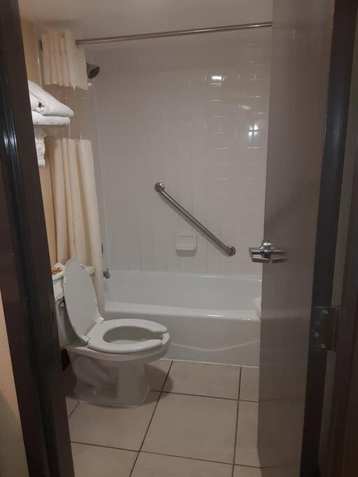 Beautiful One Bedroom Resort-Style Studio With Pool And Beach Access Ruskin Bagian luar foto